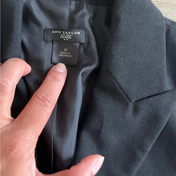 Ann Taylor One Button Black Blazer SZ 2 Petite - Picture 2 of 4